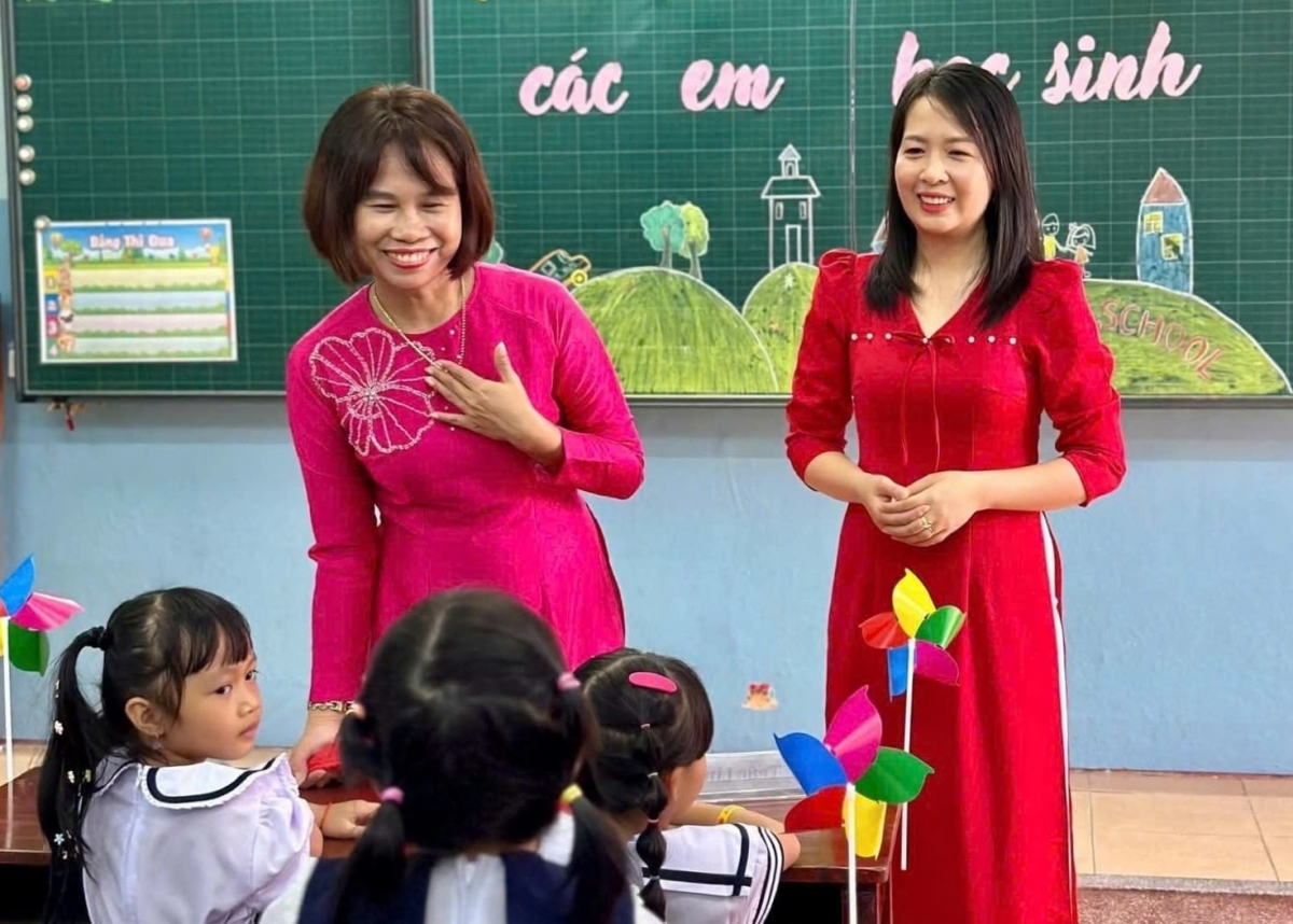 Các cô Trường Tiểu học Chi Lăng, phường An Hải chào đón học sinh lớp 1. Ảnh: THU HÀ