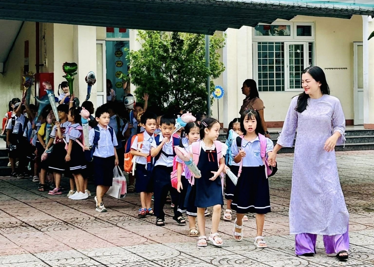 Học sinh bhui har bơơn tươc trường. Ảnh: THU HÀ