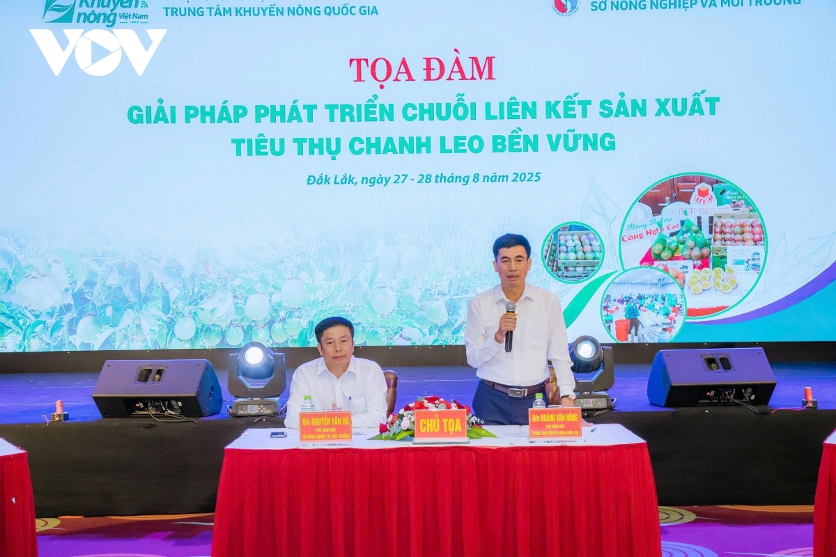 Ông Hoàng Văn Hồng, Phó Giám đốc Trung tâm Khuyến nông Quốc gia giải đáp một số thắc mắc của đại biểu về định hướng phát triển chanh leo của Bộ Nông nghiệp và Môi trường.