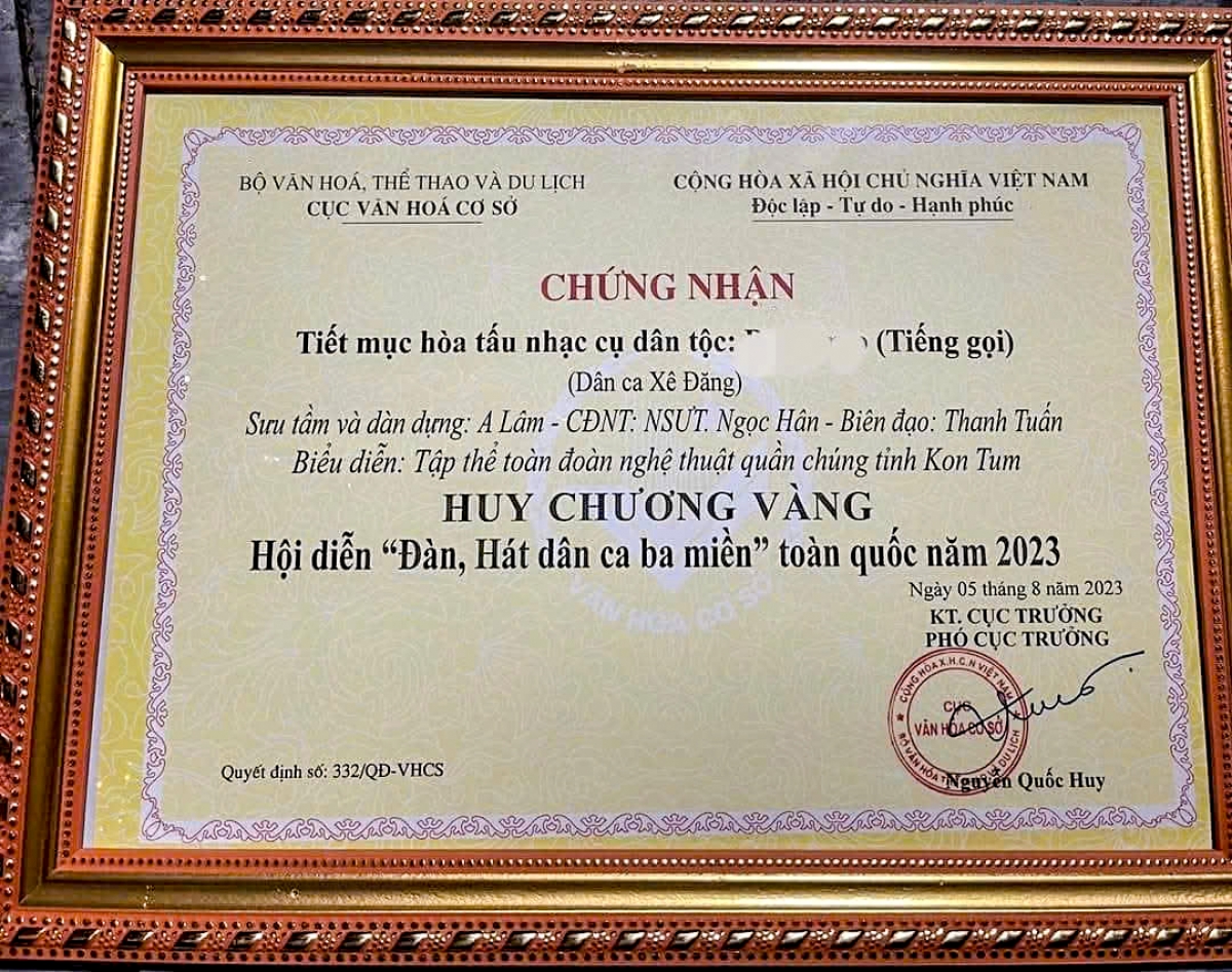 Hlá mơnhên Mê dai Mêa a Roh mơđah “Đàn, Hát dân ca 3 miền” lâp tơnêi têa hơnăm 2023 xua Khu xiâm ngăn ‘na Túa lěm tro, Ivá ƀă Ôm hyô diâp ăm nhak sih A Lâm ƀă Khu pú hên Đoân Ngê̆ thuât Kuân chŭng kong pơlê Kon Tum (ton) - Um kơná Nhak sih ăm