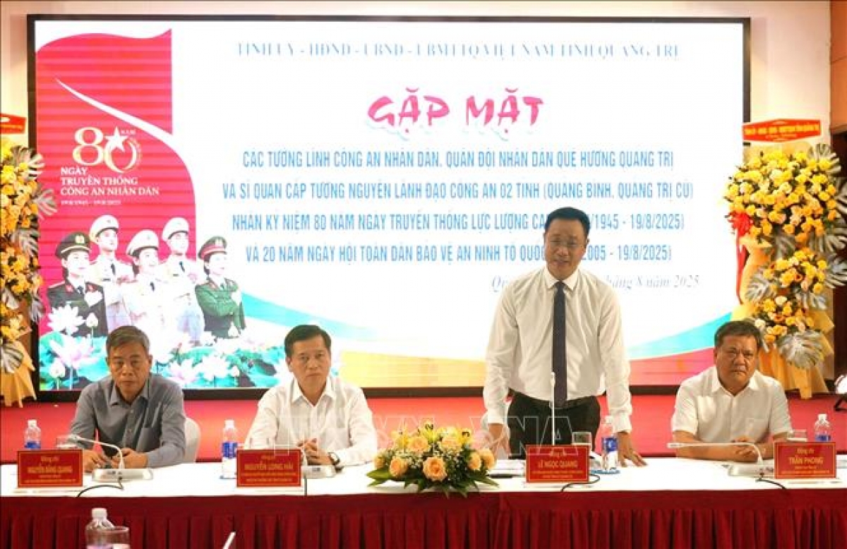 Các đồng chí trong Thường trực Tỉnh ủy Quảng Trị chủ trì buổi gặp mặt. Ảnh: TTXVN