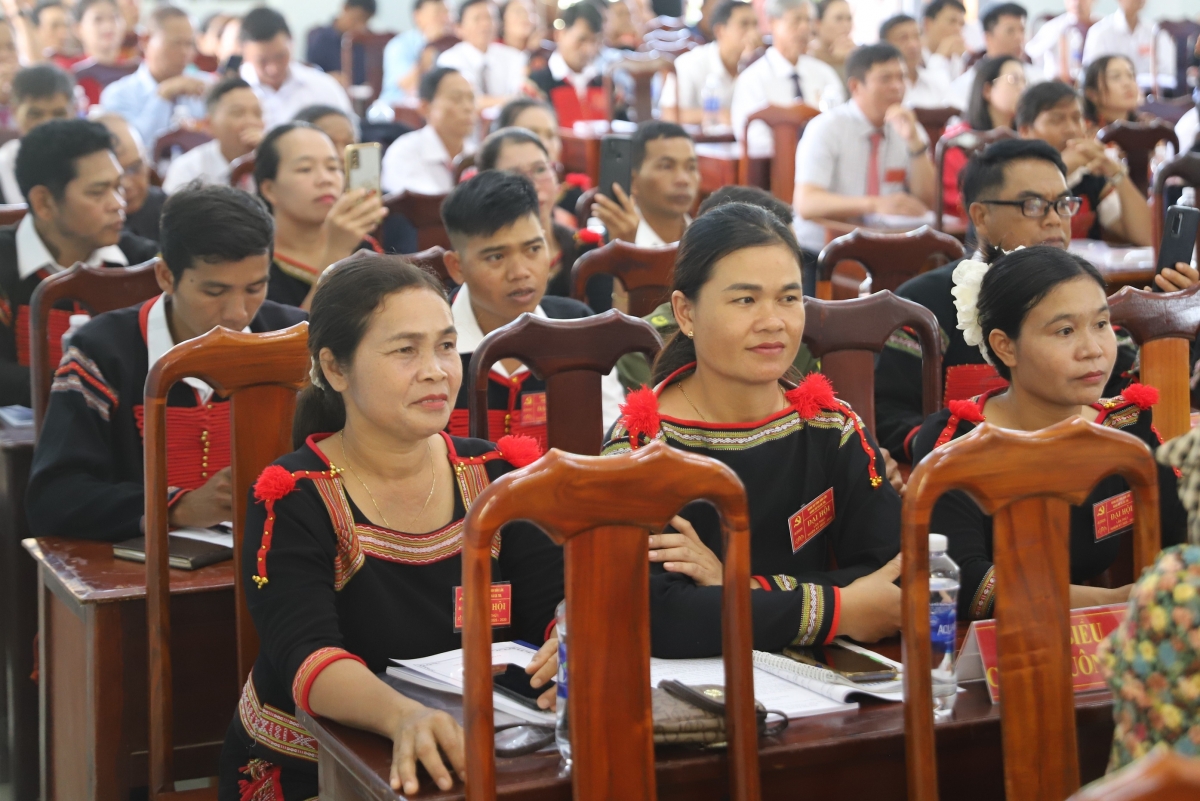 Vang truh hop akŏm Đảng bộ xăh Ea Tul đei 221 ‘nu bơngai tang măt, lơ̆m noh 1/3 ‘noh jĭ đảng viên bơngai Ê Đê