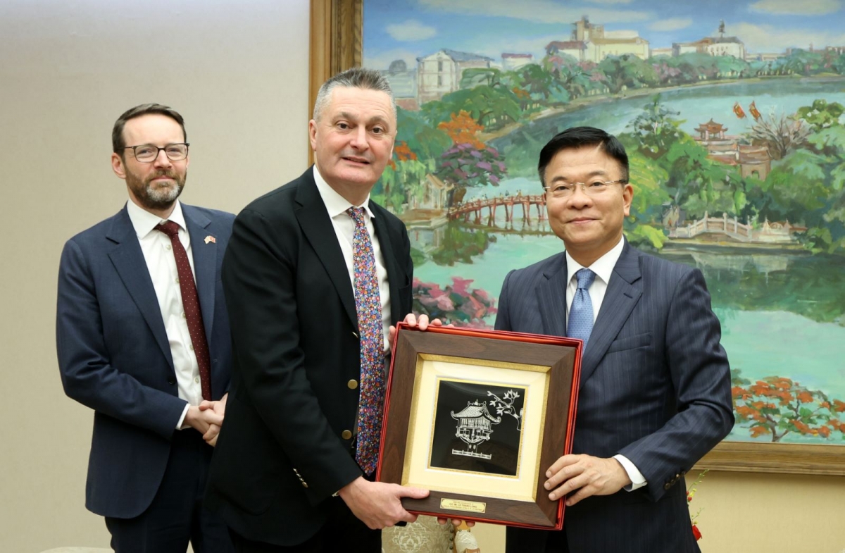 Pôa Lê Thành Long Phŏ ngế pro xiâm  hnê ngăn tơnêi têa  ƀă kăn teăng mâ Ănglê a Việt Nam pôa Iaian Frew