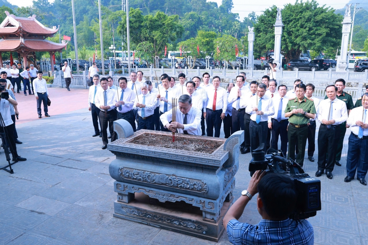 
Tổng Bí thư Tô Lâm păng Khŭl bơ̆jang kơ Trung ương soh nhang ƀlŏk hơdơ̆r kơ ƀok Kơdră Hồ Chí Minh păng dôm bơngai jang kach mạng sơ̆