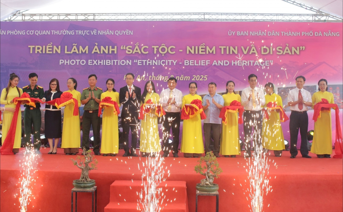 Các đại biểu cắt băng khai mạc triển lãm. Ảnh: HÀ SẤU