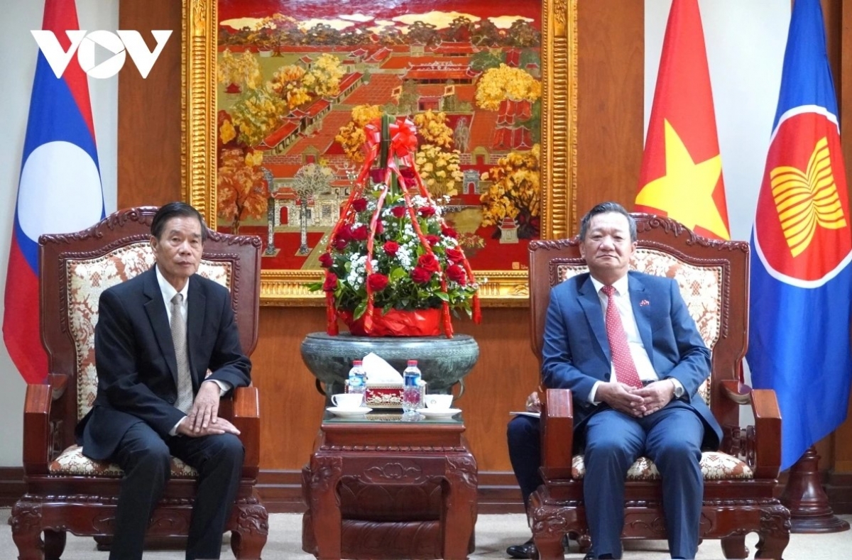 Chủ tịch Ủy ban Trung ương Mặt trận Lào Xây dựng đất nước Sinlavong Khoutphaythoune lâng Đại sứ Việt Nam đhị Lào Nguyễn Minh Tâm.