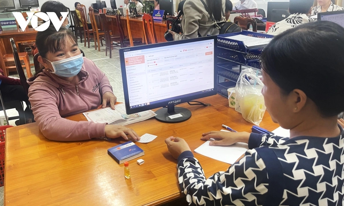 Người dân đang được cán bộ Trung tâm phục vụ hành chính công xã Ô Lâm hướng dẫn về các thủ tục hành chính