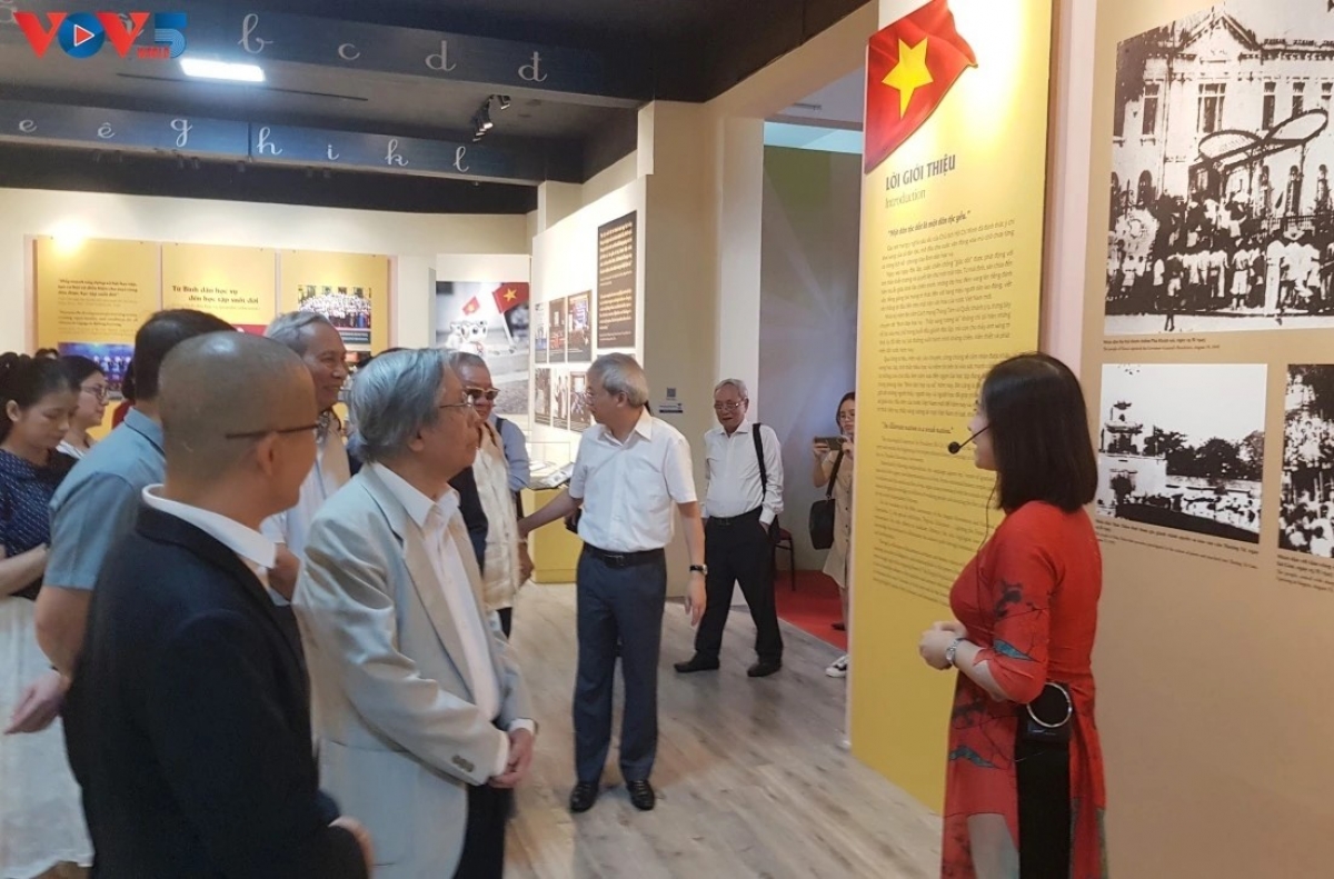 Đoàn đại biểu thăm Bảo tàng Lịch sử quốc gia.