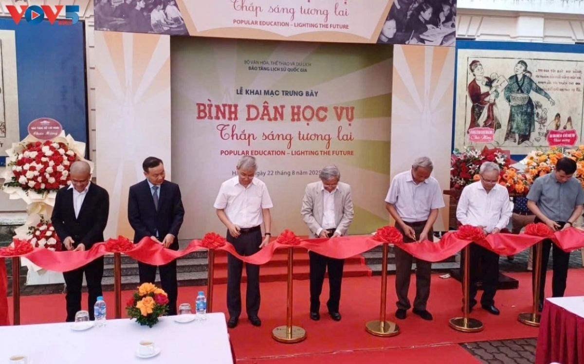 Đại biểu cắt băng khai mạc.