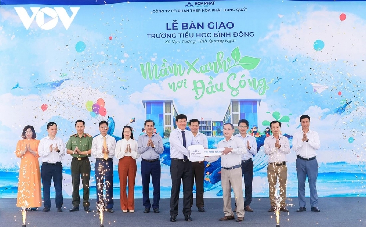 Lễ bàn giao chìa khóa trường học mới.