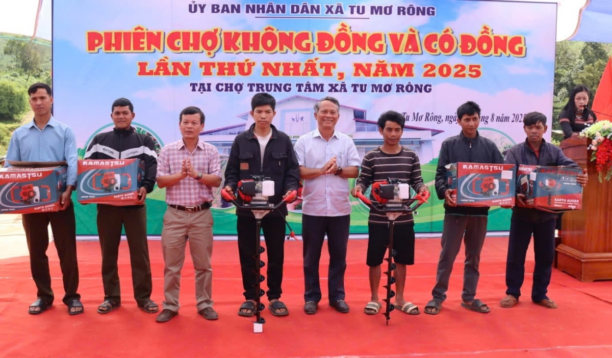 Lãnh đạo xã Tu Mơ Rông trao tặng máy khoan hố cho các thôn, làng - Ảnh: Báo Nhân dân