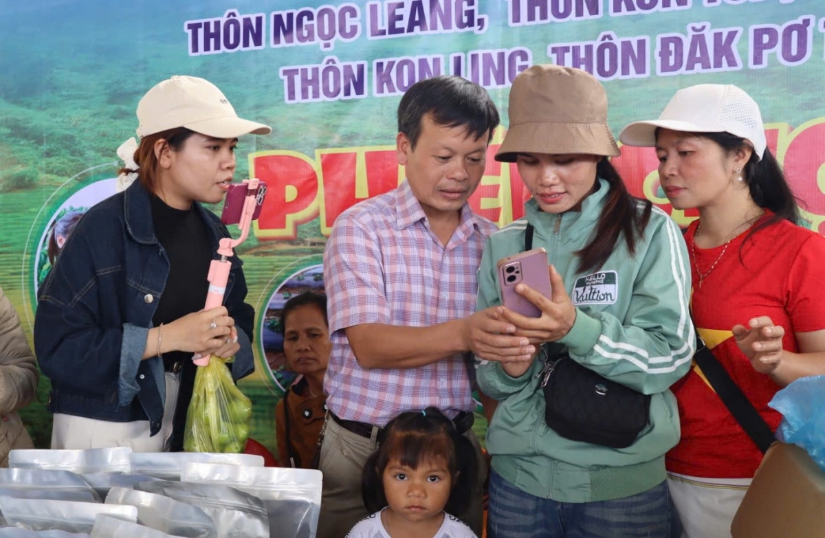 Chủ tịch UBND chr'val Tu Mơ Rông Trần Quốc Huy zooi đhanuôr lêy pa câl pr'đươi trực tuyến - Ảnh Báo Nhân dân