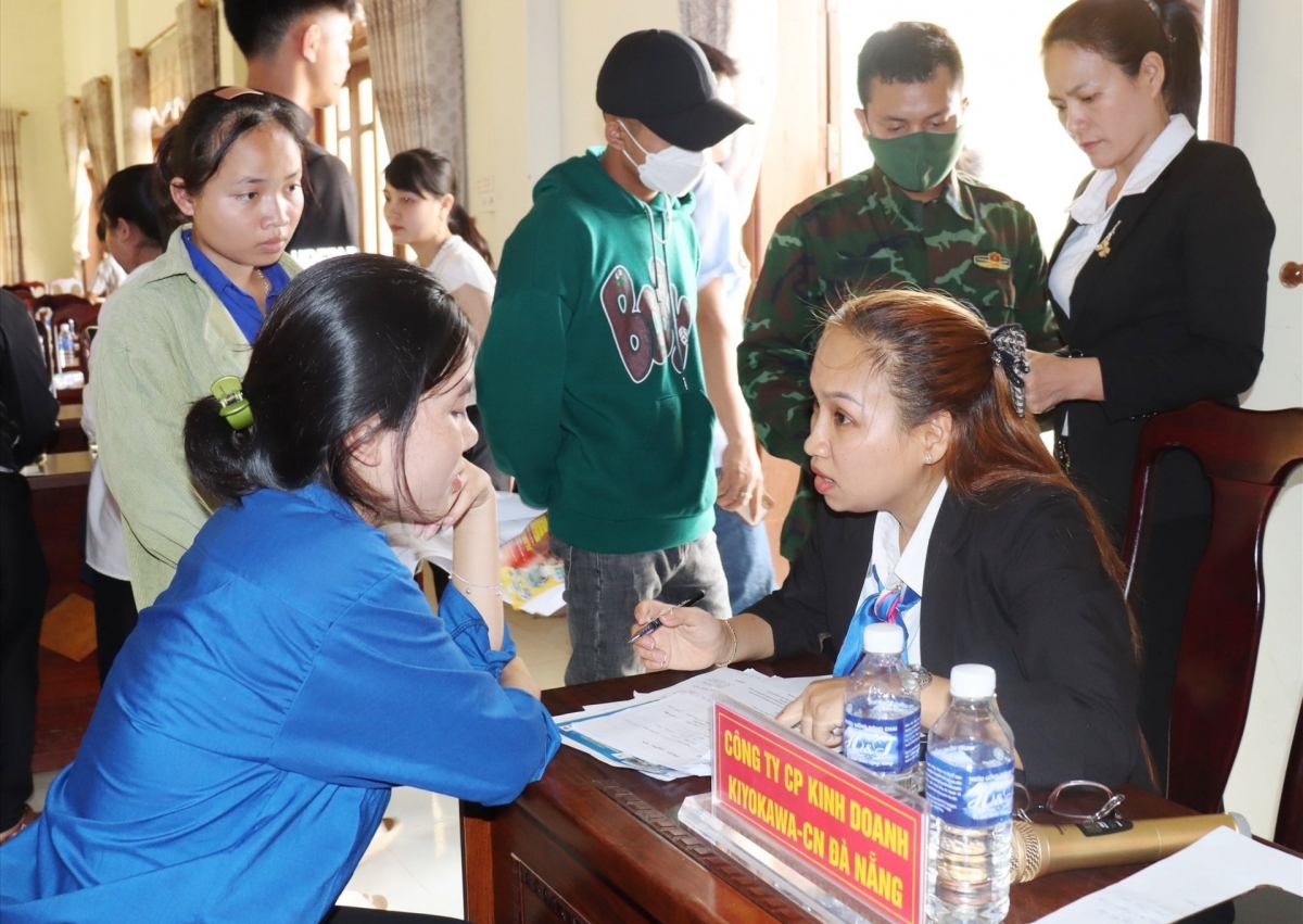 Đông đảo thanh niên tham dự phiên giao dịch.