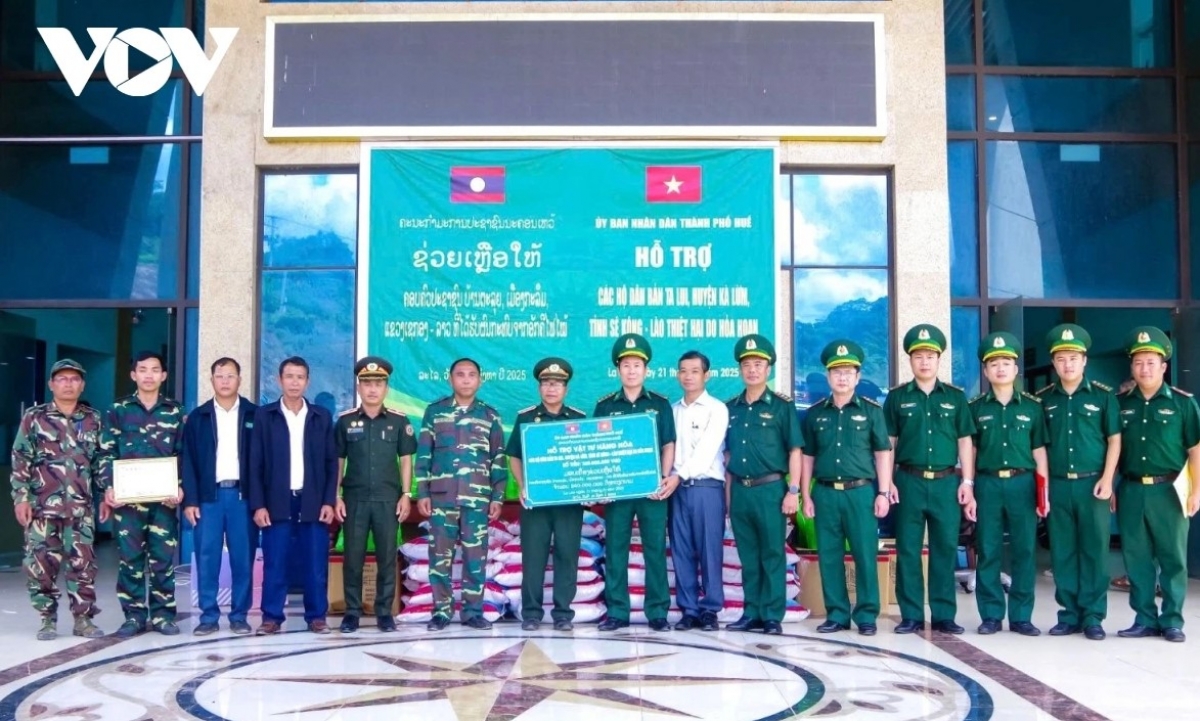 Đại diện Bộ đội Biên phòng thành phố Huế trao quà tặng Bộ Chỉ huy Quân sự tỉnh Sê Kông (Lào) để hỗ trợ nngười dân bị thiệt hại do hỏa hoạn.