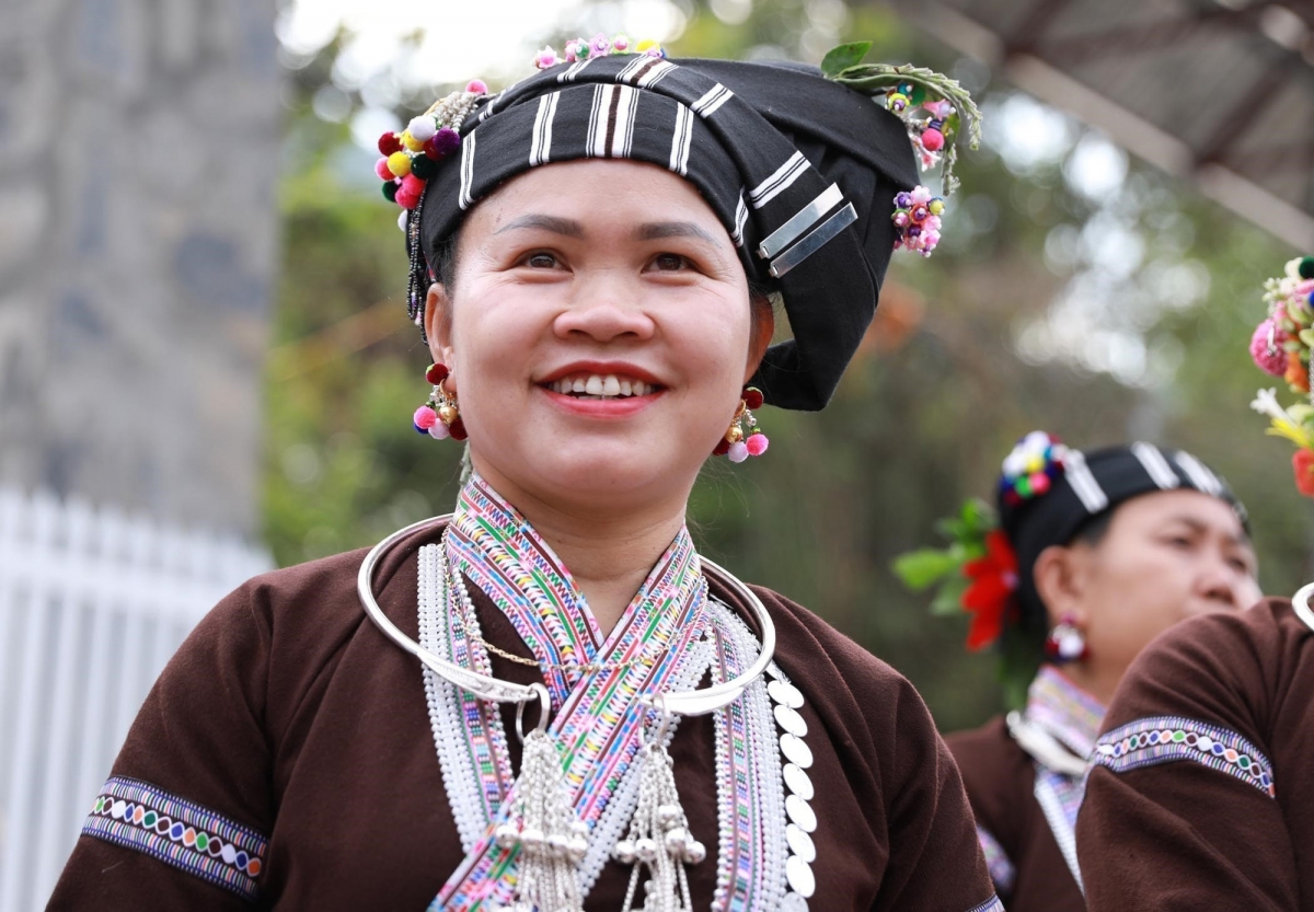Anak bruk patagok di xa hoi jeng yau bruk ngak...rilo urang kamei bangsa Lự oh daok ciuk nyaom tagei juk