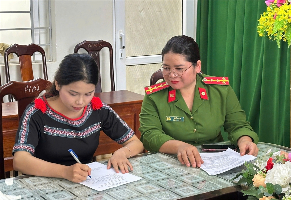 Cán bộ Công an xã Krông Búk hướng dẫn thanh niên làm đơn tình nguyện nhập ngũ. (Ảnh: NT)