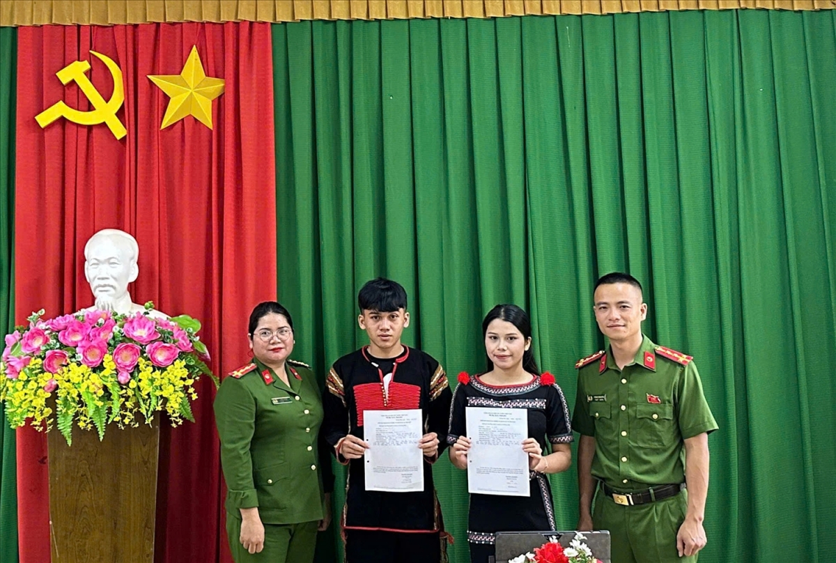 Bơr cha năc đha đhâm c'mọor acoo coh xră bha ar zươc lươt Công an.  (Ảnh: NT)