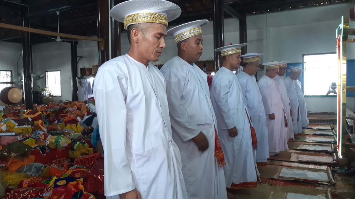 Halau janeng Awal Po Acar daok ngak adat di sang Megik Halau Palei Ram