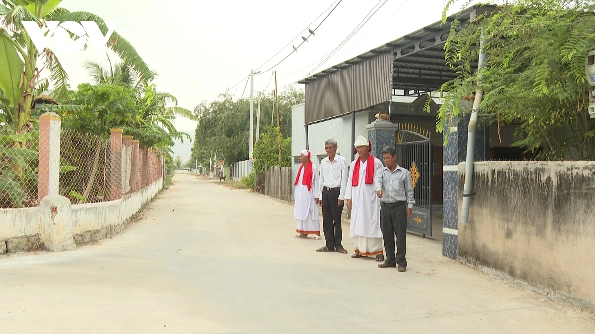 Po Gru Đoàn MInh Duyên gam haong urang pan akaok palei pasang iek jalan bahrau hu tuh betong.