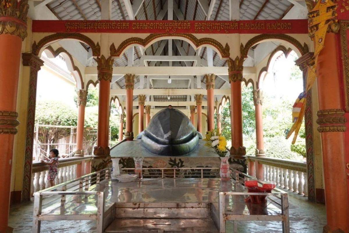 Langiu di angan ieu lac sang baha Bahrau, sang baha Wat Sala Phôthi Sêrey Sakô daok hu angan sang baha Ong kayua hu kubo ikan lamen trak labaih 10 tan