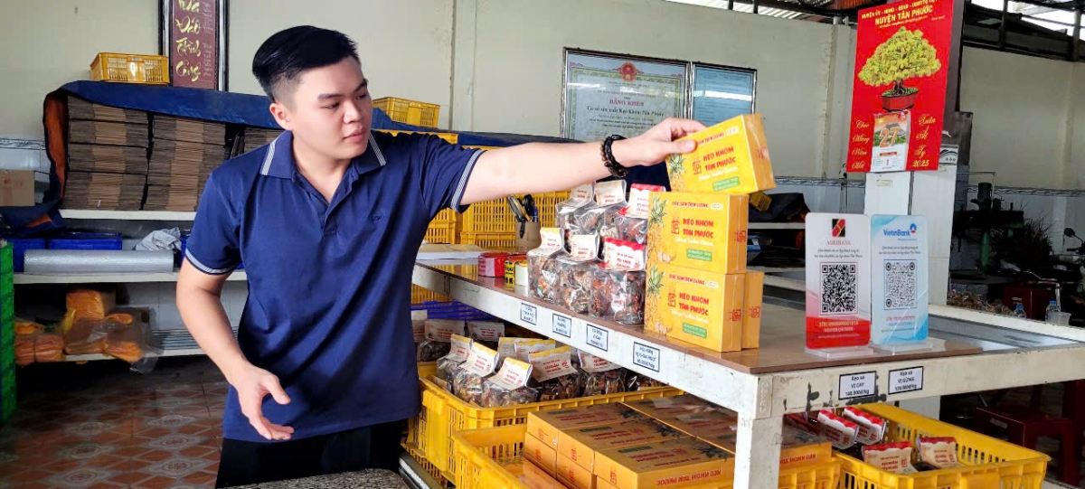 Anh Nguyễn Chí Thiện chủ cơ sở kẹo khóm Tân Phước với các sản phẩm độc đáo từ trái khóm