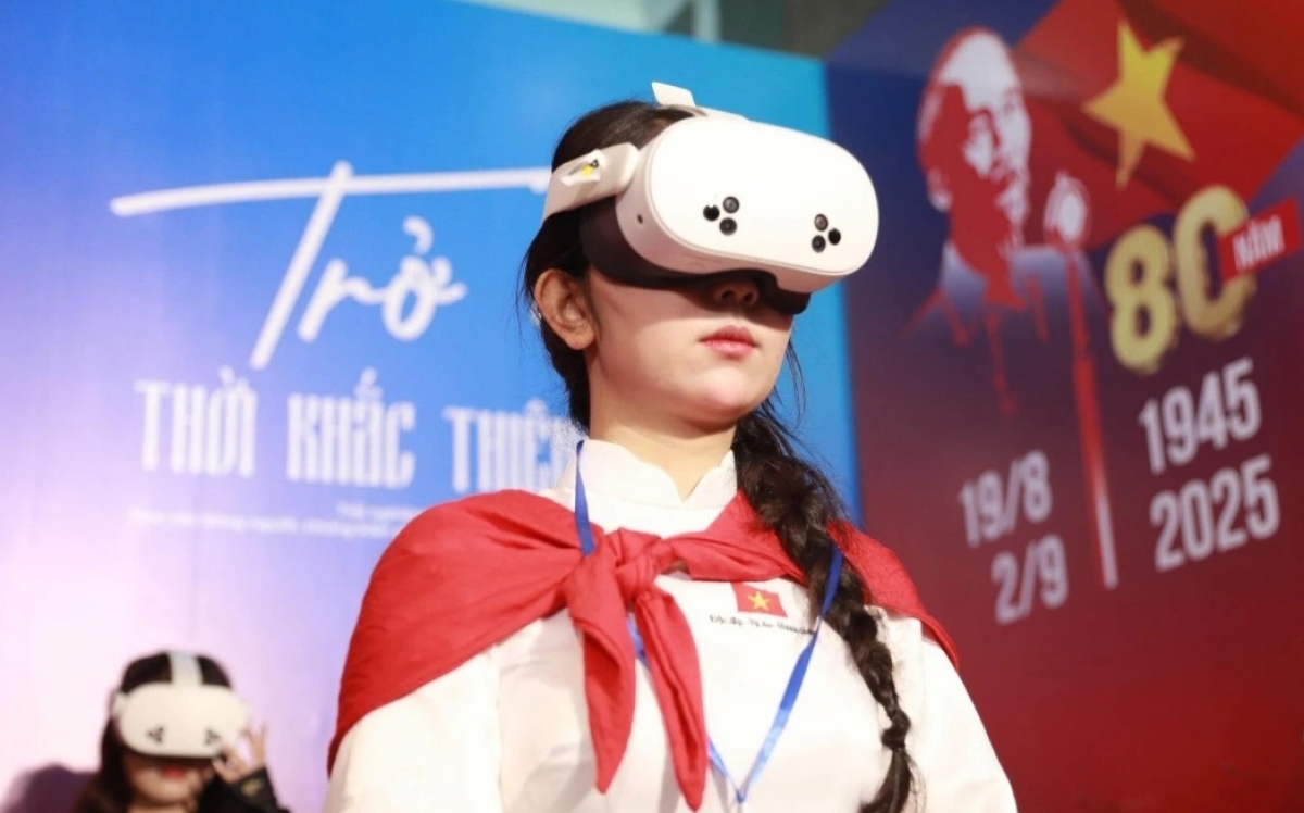 Khi chiếc kính VR được kích hoạt, nhiều người không khỏi lặng đi.Trước mắt họ, hình ảnh Quảng trường rộng lớn hiện ra, biển người hân hoan vẫy cờ, hô vang những lời thề sắt son...