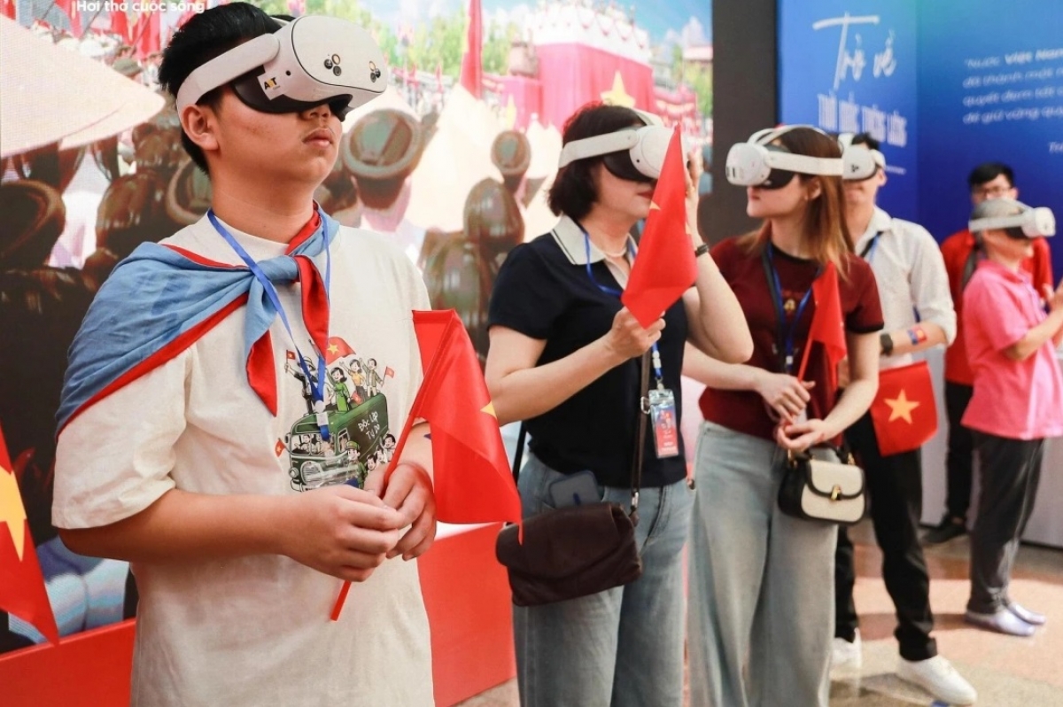 Trên lễ đài, giọng đọc trầm ấm, dõng dạc của Bác Hồ vang vọng: “Nước Việt Nam có quyền hưởng tự do và độc lập…” - câu chữ từng làm rung chuyển trái tim đồng bào cách đây 80 năm