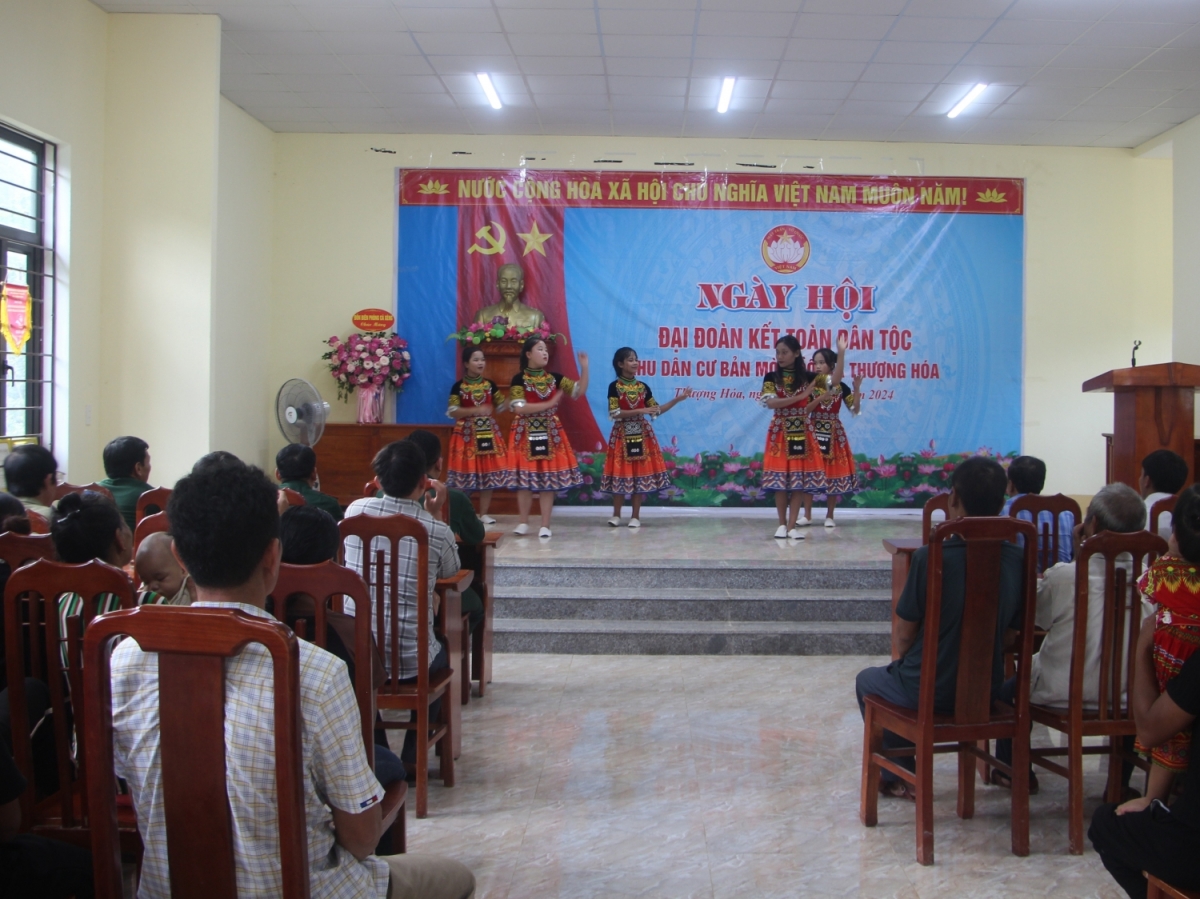 Các em học sinh là đồng bào dân tộc Chứt biểu diễn những điệu múa
tại ngày hội Đại đoàn kết