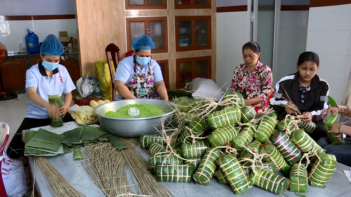Công đoạn gói bánh tét tại Làng nghề Bánh tét Trà Cuôn