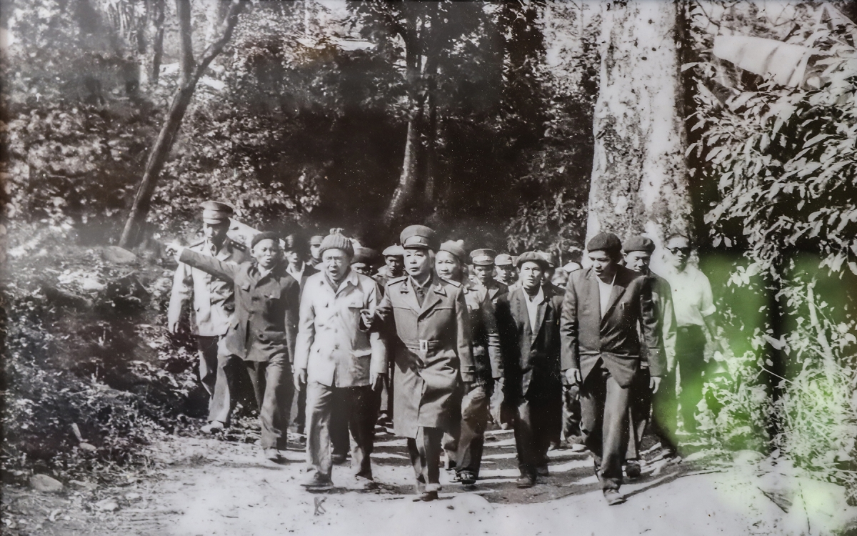 Đăi tươ̆ng Võ Nguyên Giáp vêh lăm pôu kong Trần Hưng Đạo hơnăm 1989