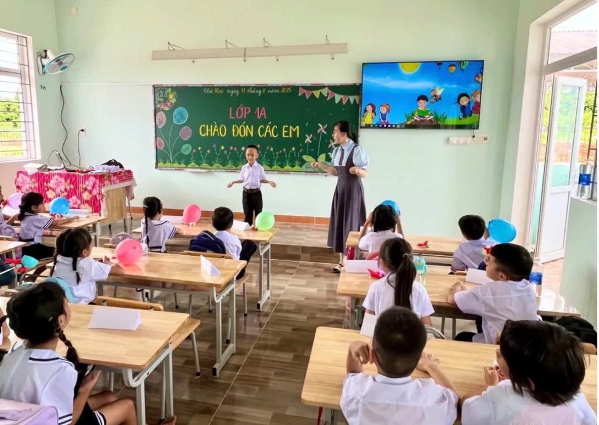 Dạy tiếng Việt cho học sinh dân tộc thiểu số trước thềm năm học mới ở xã Ia Tơi. Ảnh: HT