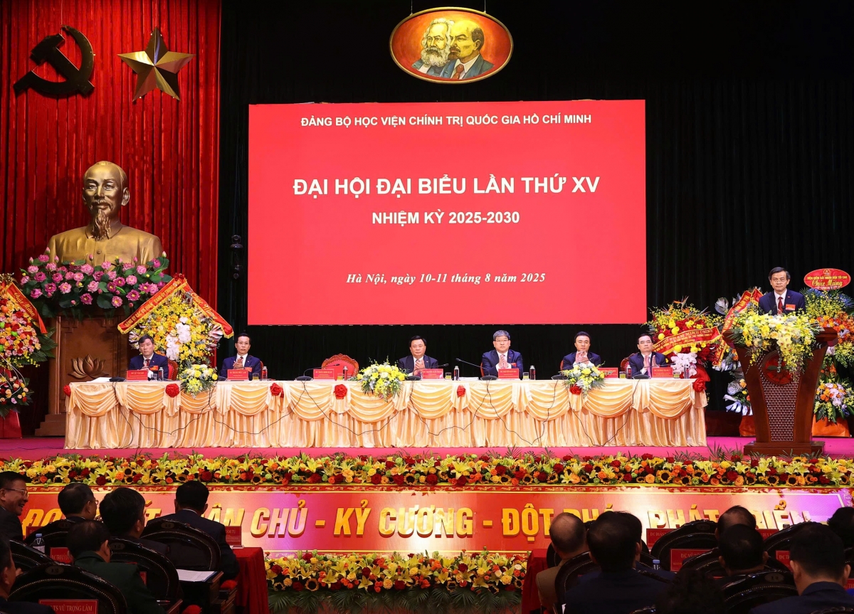 Đảng ƀộ Hìu bơsram kơlôi sơnơng Cíñ trị Dà lơgar Hồ Chí Minh bơyai lơh Pơrjum dờng dơ̆ 15