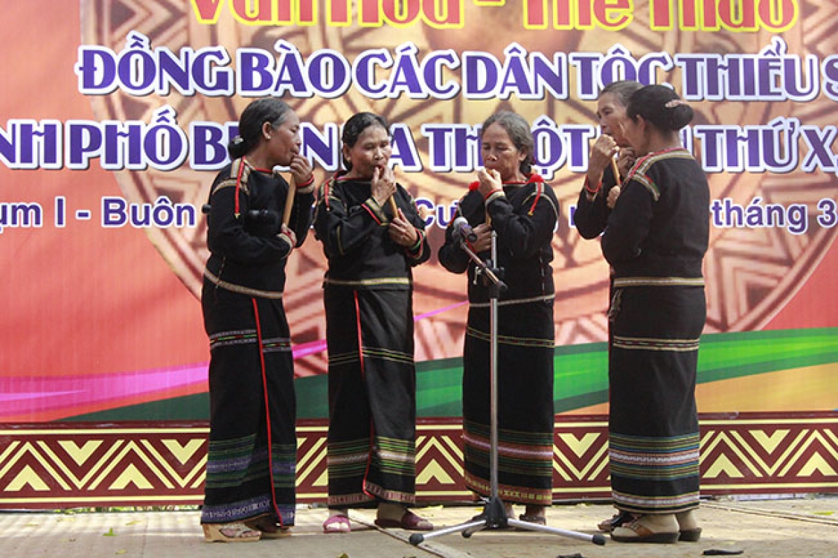 Vâi kơdrâi Rơđế hlŭm đing tŭt a roh tơdroăng ki mơđah khôi túa lĕm tro kuăn ngo