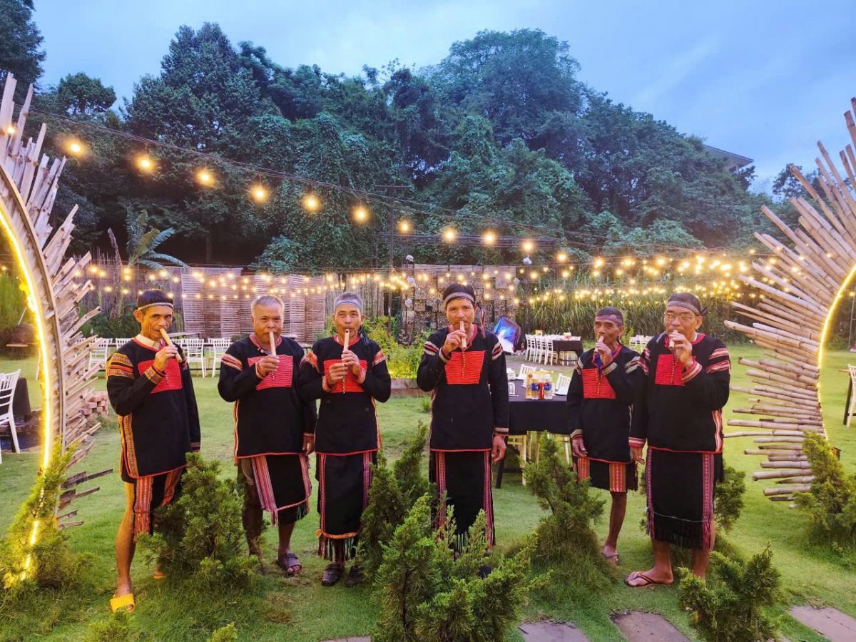 
Đe ngê̆ nhơ̆n pơlei Sut Mđưng, xah Quảng Phú, dêh char Đăk Lăk hlôm đing tŭt tơ̆ anih tơmang pơhiơ̆