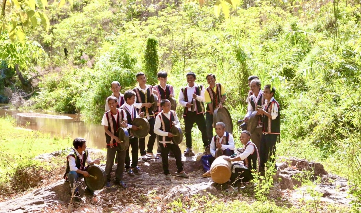 
Kòn cau Sơdàng tàm Ngọc Réo gam sền gàr, ngui niam ală bơta kwơ niam chài ờs mờng bơh jơi bơtiàn dê (Rùp: Ngọc Chí)