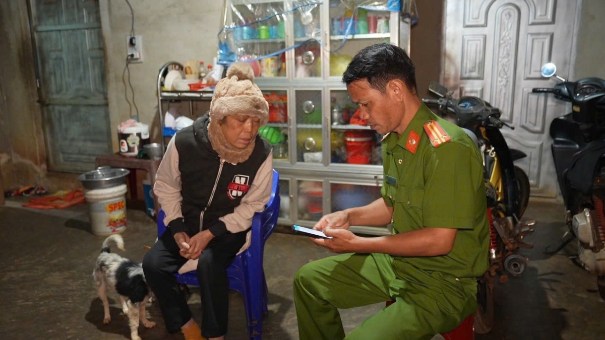 
Trung tá Y Sila Êban pơtho khan ăn kon pơlei kơchăng hăm tơdrong đe hơlĕnh pơdăr lơ̆m mạng.