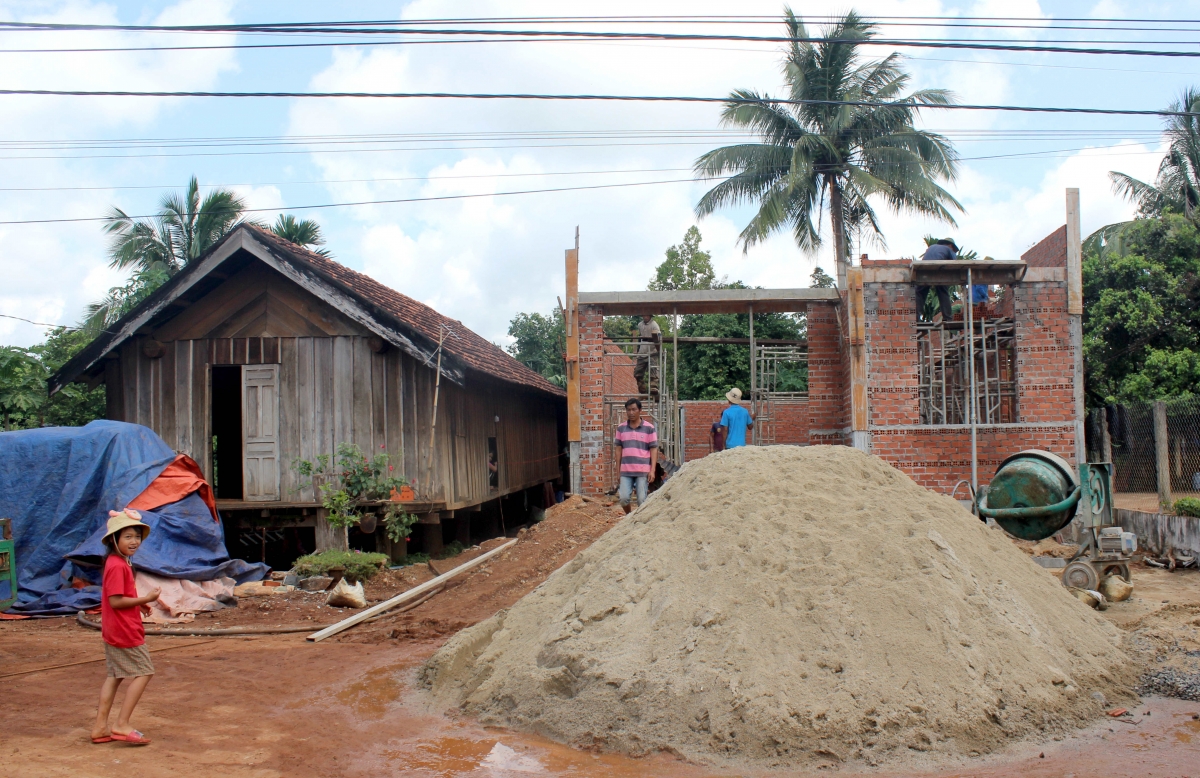 
Ală hìu ơm dờng niam gam hời rơ hời lơh geh kềng gah hìu jòng ờs mờng bơh làng bol ƀòn Ea M'Droh dê