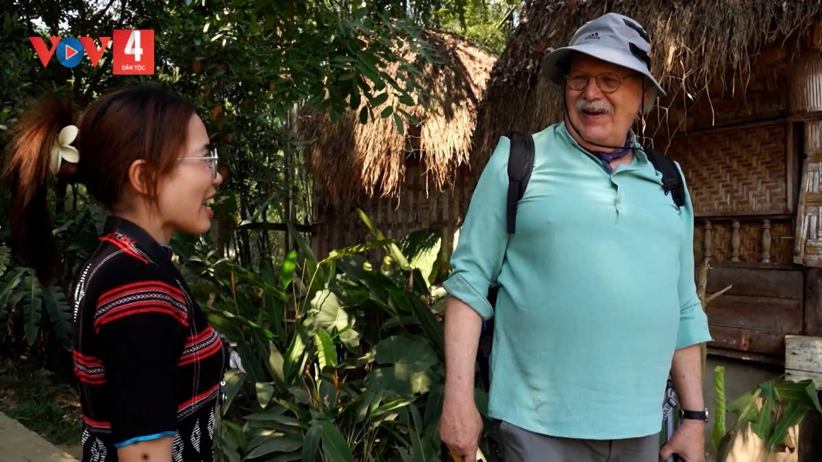 Cô giáo Thìn với du khách nước ngoài