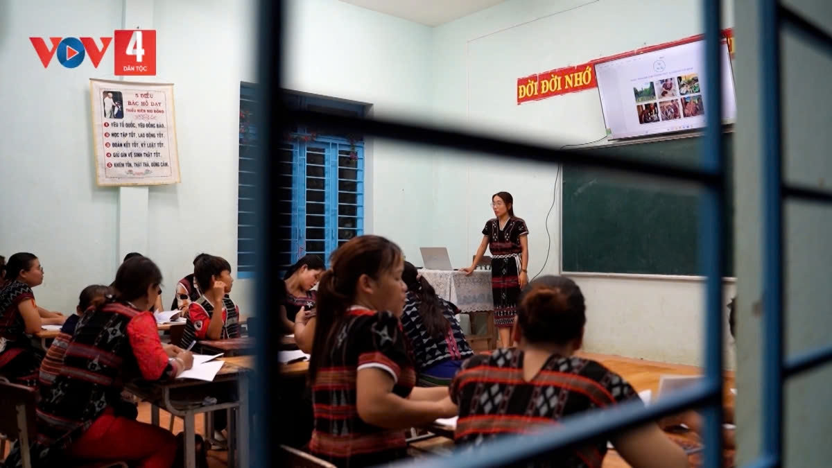 Lớp học tiếng Anh của cô giáo Thìn tại thôn Bh'hồông