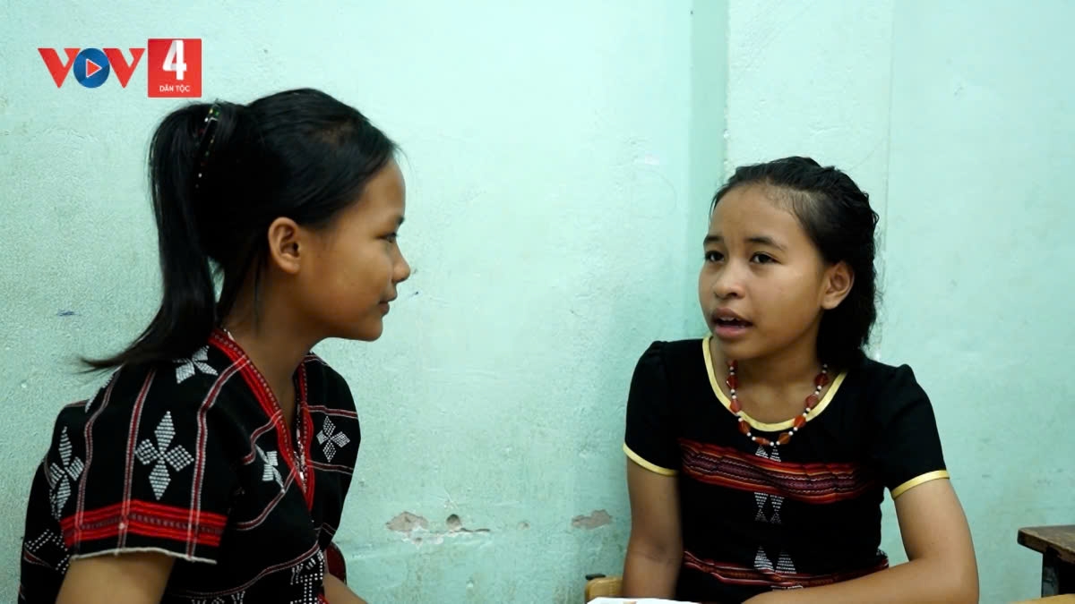 Học sinh trao đổi tiếng Anh trong giờ học