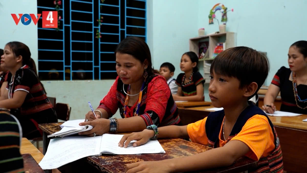 Lớp học Tiếng Anh của cô giáo Thìn thu hút ngày càng đông học sinh là bà con thôn Bh'hồông