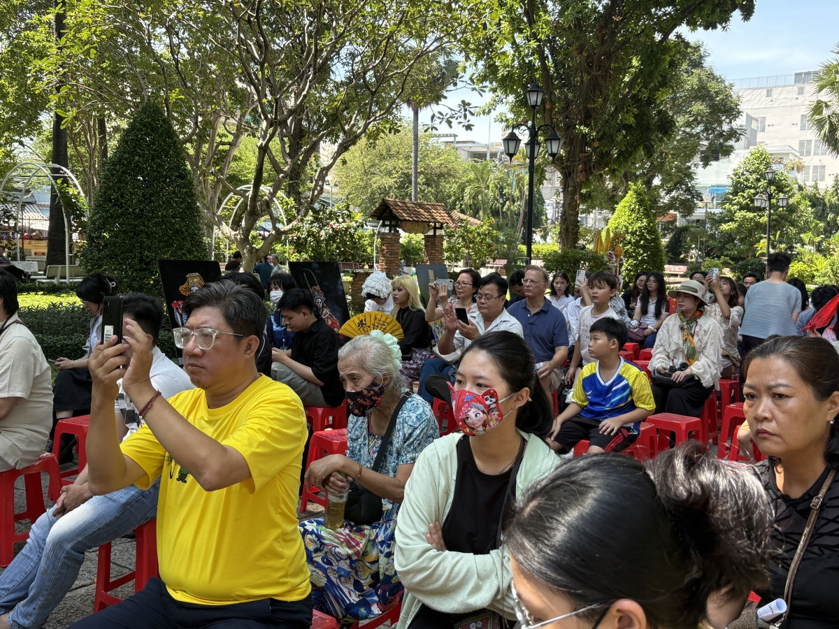 Nhiều khán giả ở nhiều độ tuổi khác nhau đến xem từ đầu đến cuối chương trình (ảnh: Vũ Hường)