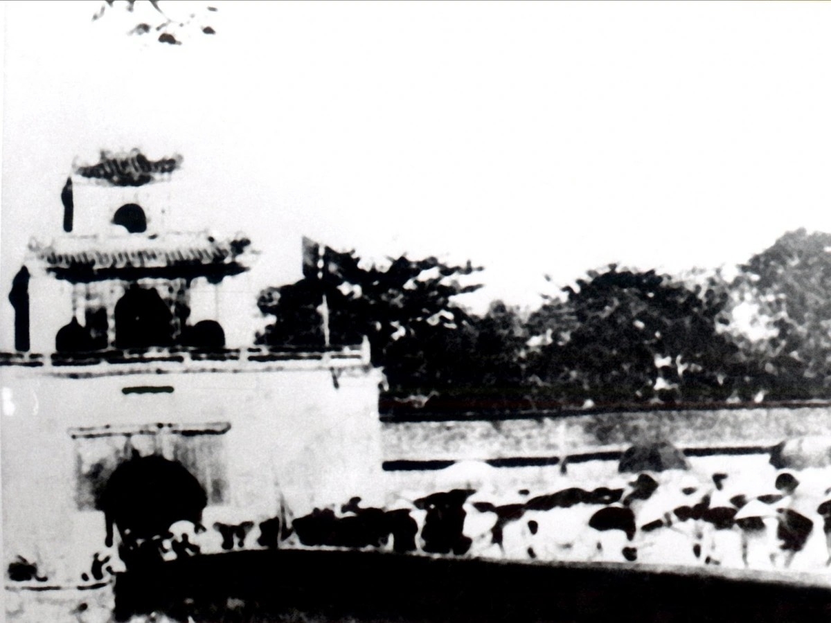 Nhân dân Thừa Thiên Huế (cũ) tham gia giành chính quyền và kéo vào cửa
Thượng Tứ ngày 23/8/1945 (Ảnh: Tư liệu)