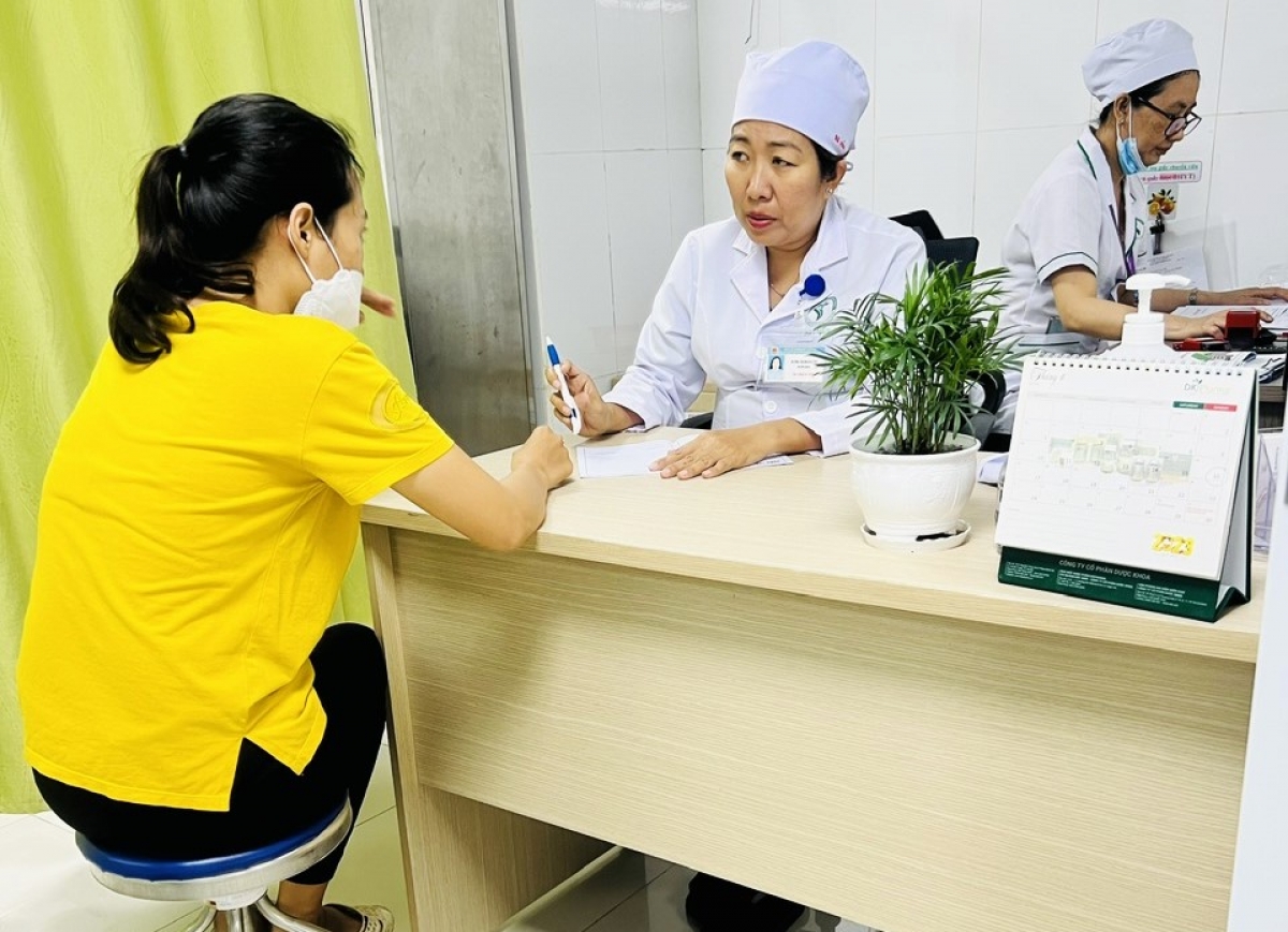 Bác sĩ Dương Thị Hoàng Yến đang tư vấn cho bệnh nhân