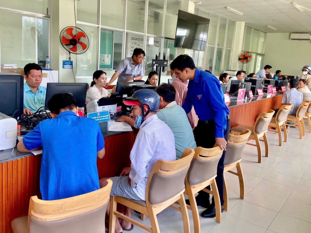 Hỗ trợ người dân thực hiện dịch vụ công trực tuyến, nộp hồ sơ trực tuyến tại Trung tâm phục vụ hành chính công xã Tân Hội