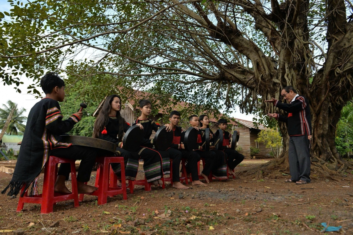 
Jĭ tơring oei sa đunh đai tai sơnăm hloh kơ rim pơlei bơngai Êđê, tơring Hòa Phú đei rơvơn bơ̆ jang tơmang pơhiơ̆ pơlei pơla, tơmang pơhiơ̆ cham char. 