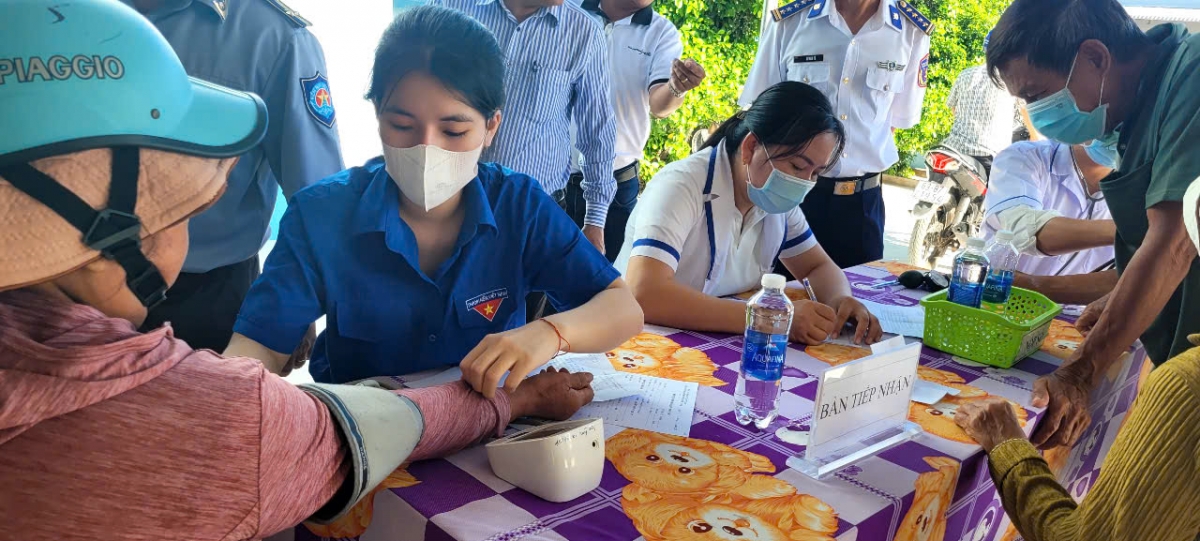 Hoạt động khám bệnh, cấp thuốc miễn phí cho người dân vùng ven biển Gò Công