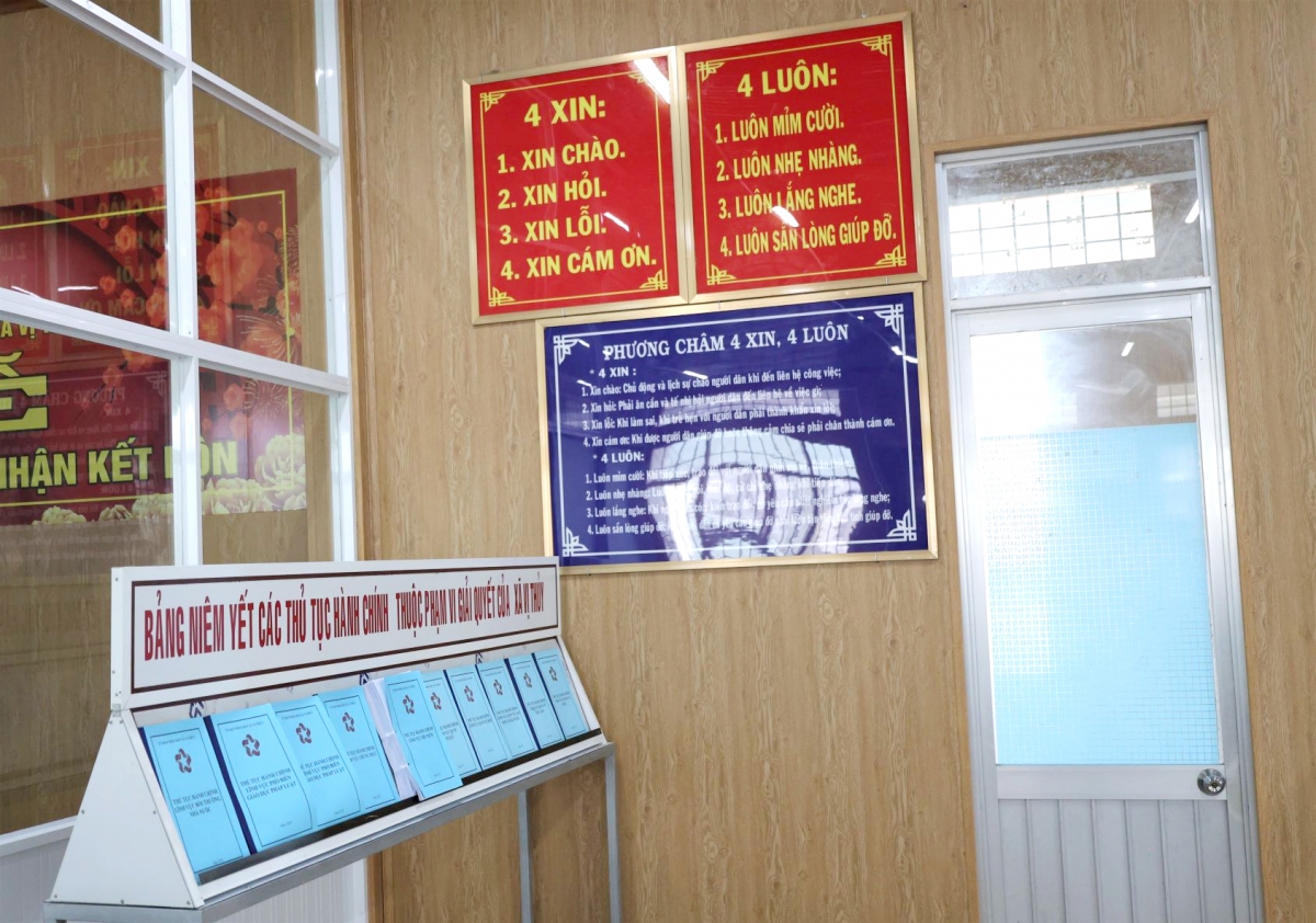 Hướng dẫn người dân đến làm giấy tờ tại xã Vị Thủy, TP. Cần Thơ