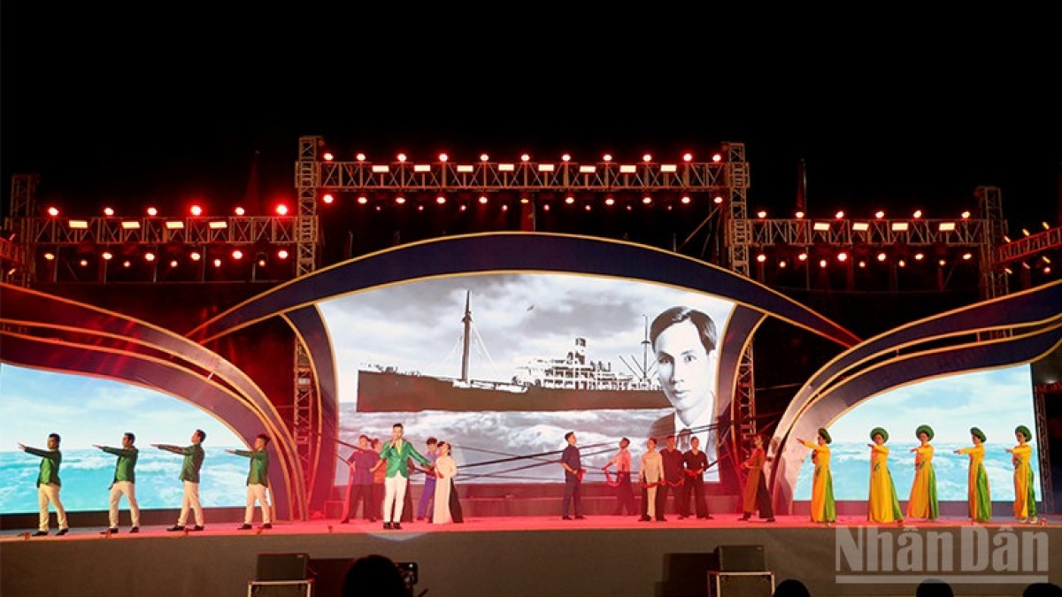 Tiết mục ca ngợi Bác Hồ được thể hiện bởi đội tuyên truyền lưu động thành phố Cần Thơ. Chanup: Báo Nhân dân