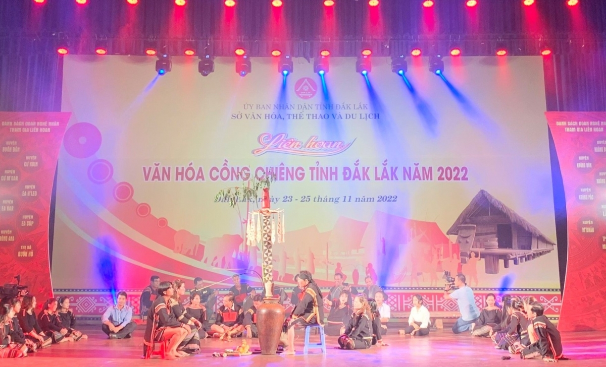 Phục dựng Lễ kết nghĩa của người Êđê tại Liên hoan văn hóa cồng chiêng Đắk Lắk.